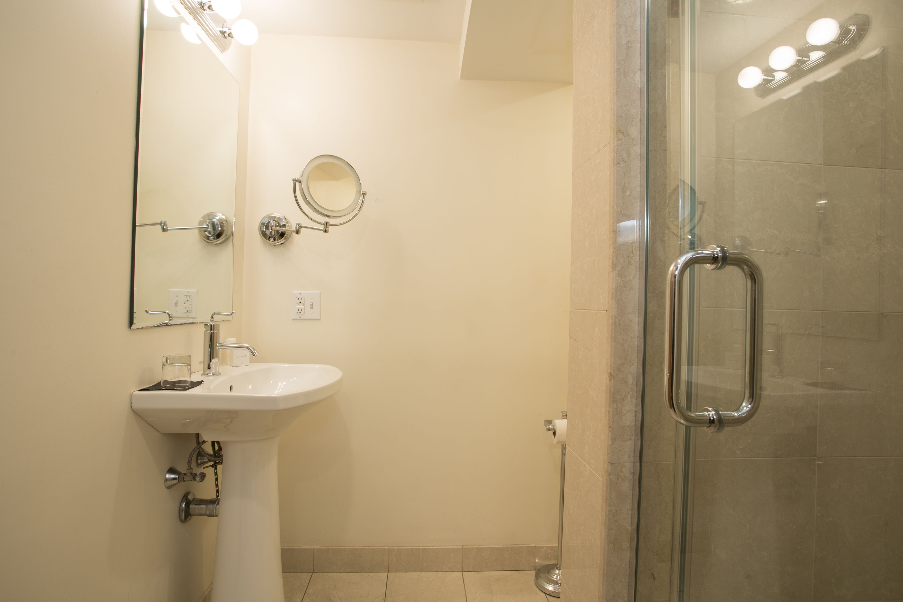 studio, 1 bedroom | bathroom | shower, free toiletries, hair dryer, bathrobes