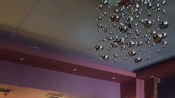 2 bars/lounges