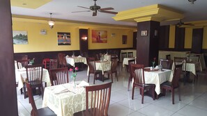 2 من المطاعم، حيث تُقدم وجبات الإفطار، الغداء، العشاء، الأطباق المحلية