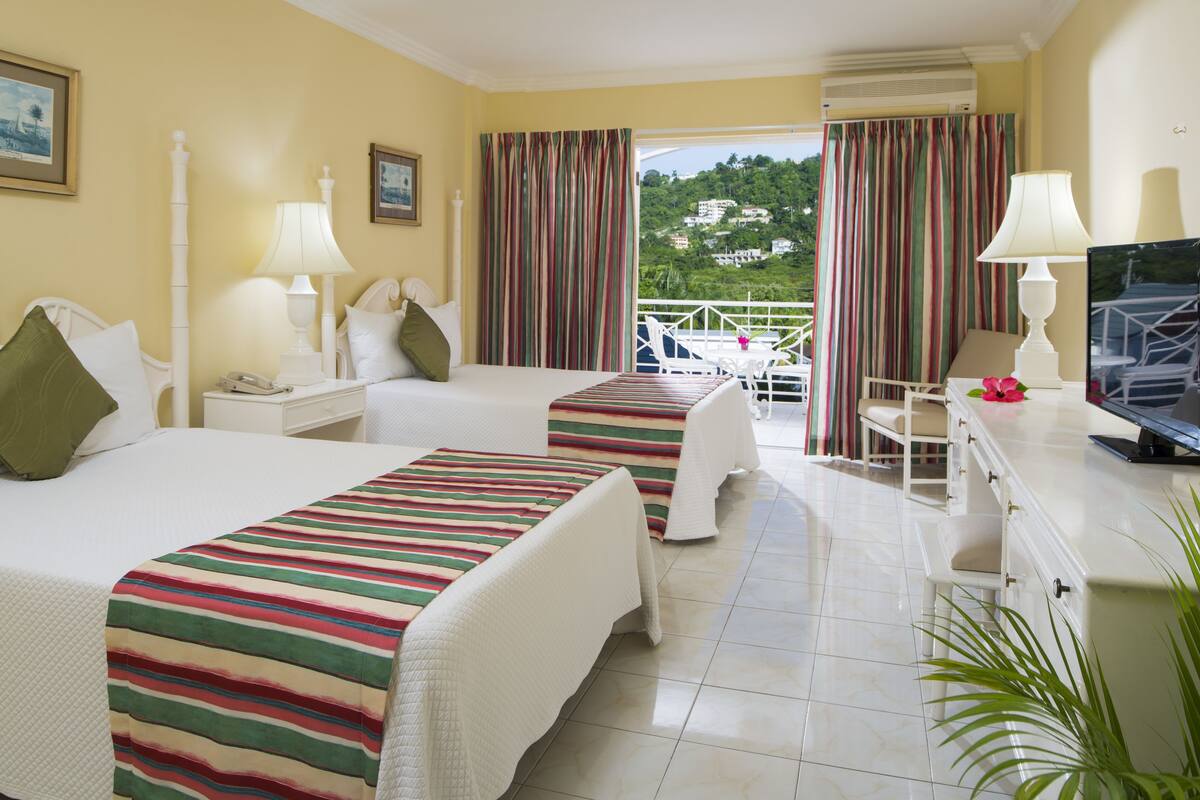 Deluxe Garden View/Pool View | Tabla de planchar con plancha, wifi gratis y ropa de cama