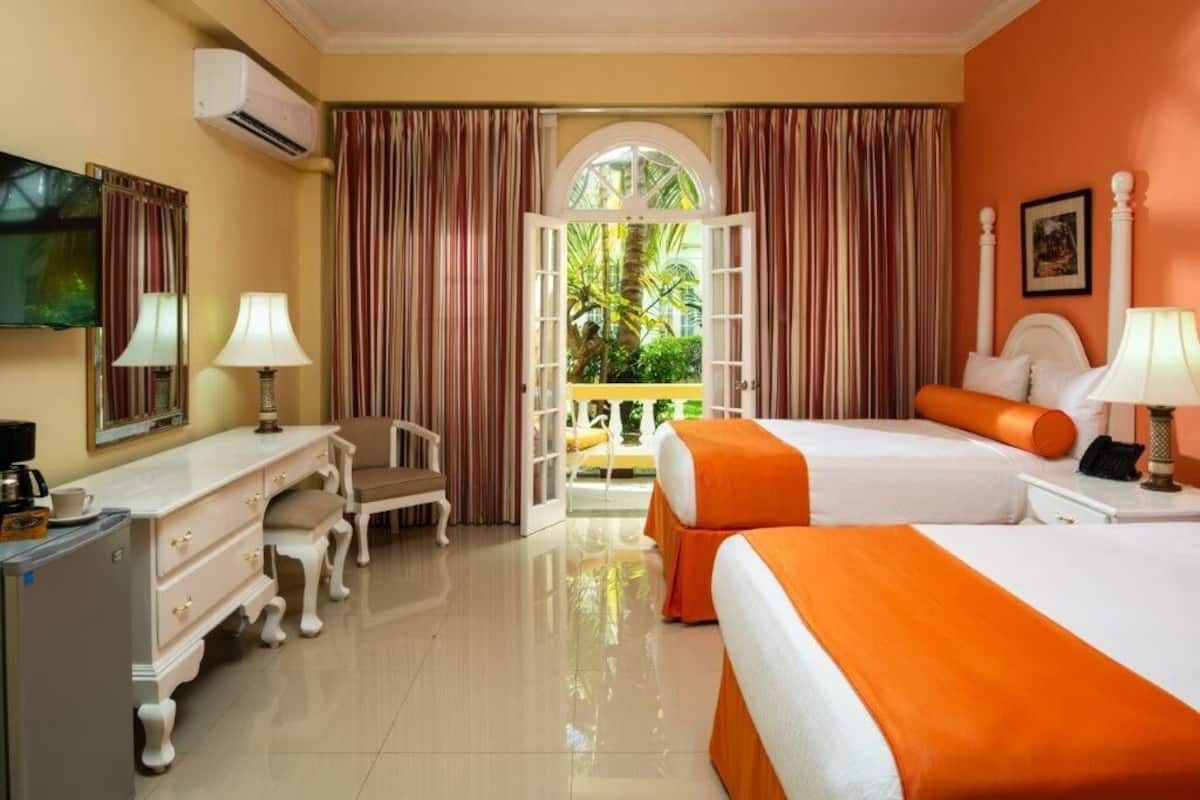 Tabla de planchar con plancha, wifi gratis y ropa de cama