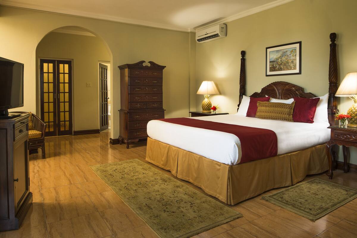 Suite, 1 cama King size, balcón, vista al océano | Tabla de planchar con plancha, wifi gratis y ropa de cama