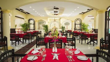 3 restaurantes; se sirve desayuno, almuerzo y cena; cocina internacional