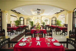 3 restaurantes: opção de café da manhã, almoço e jantar