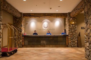 Lobby - Grand Lodge by Crested Butte Lodging (Crested Butte)