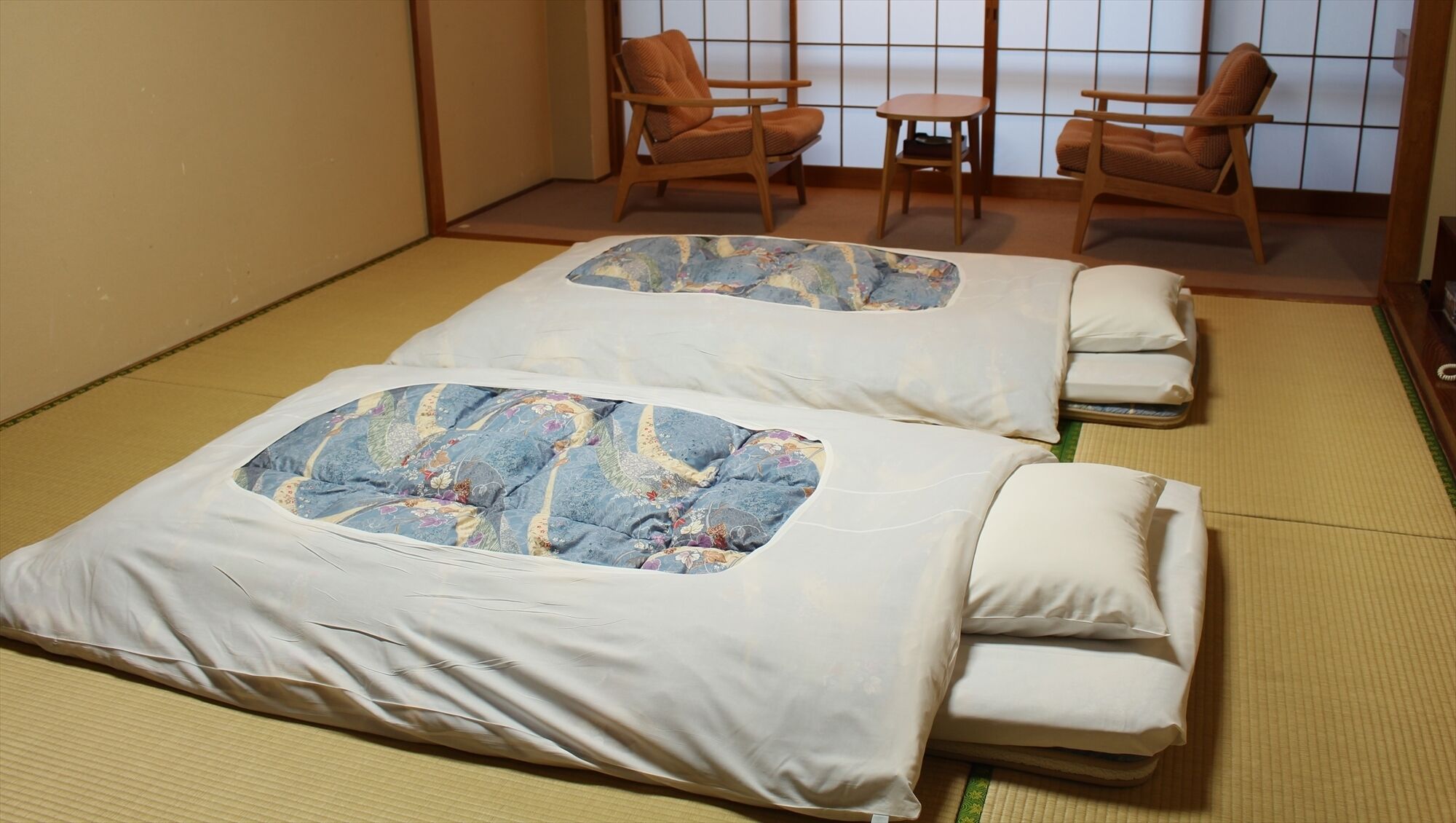羽毛の掛け布団、ミニバー、セーフティボックス (室内)、デスク