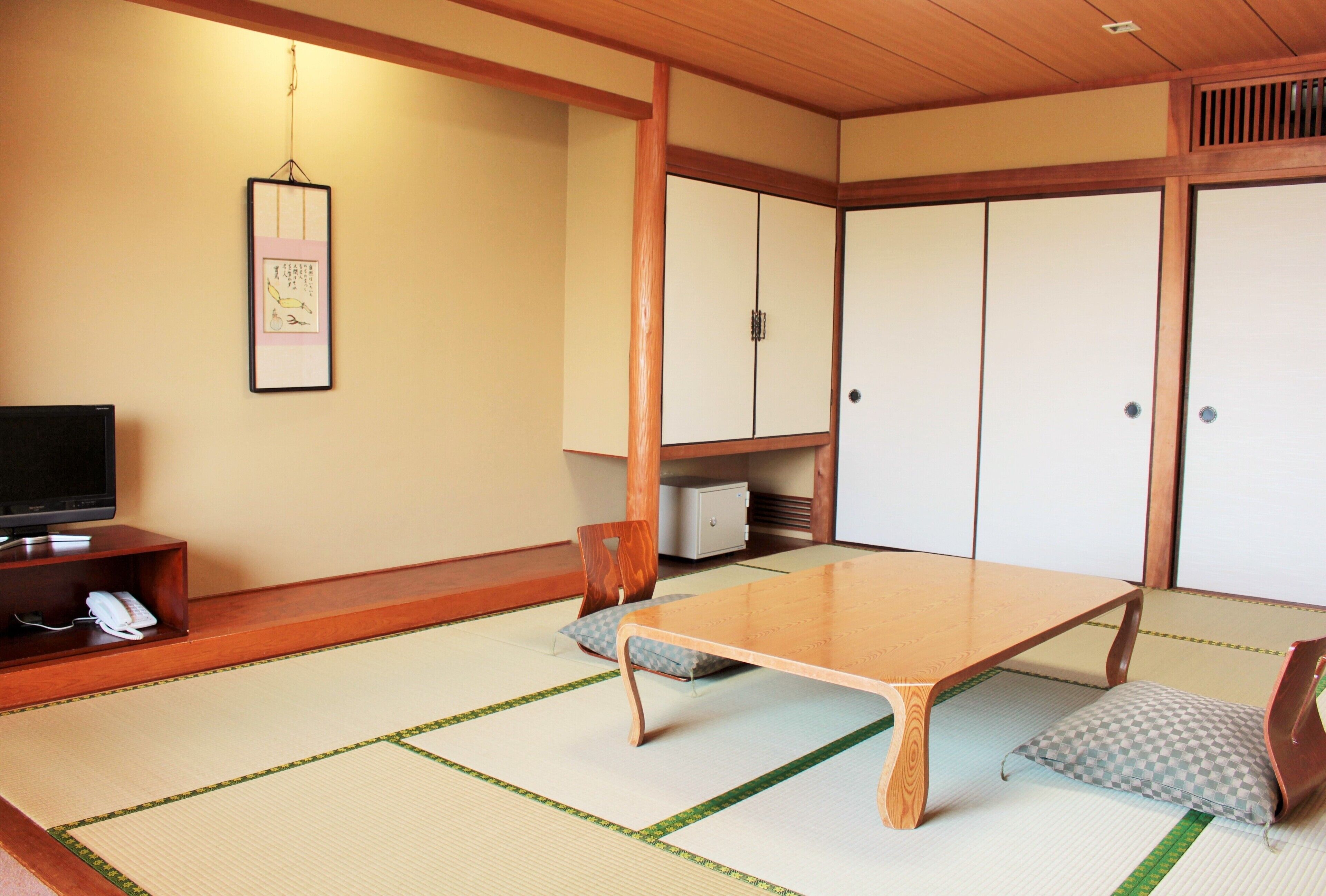 Een traditionele Japanse kamer met tatami vloeren, een lage houten tafel en schuifdeuren van shoji.