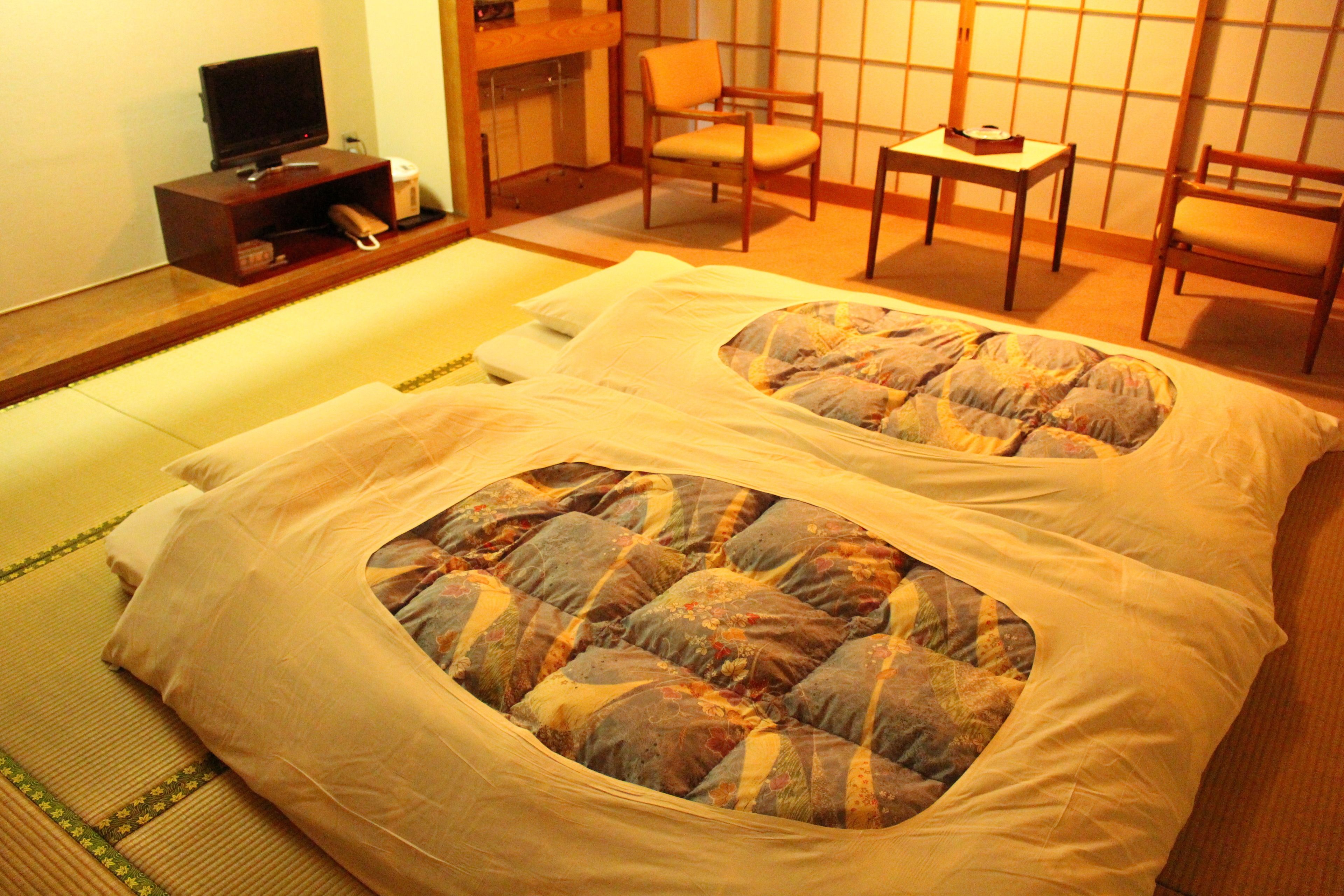 Edredón, minibar, caja de seguridad en la habitación y escritorio 