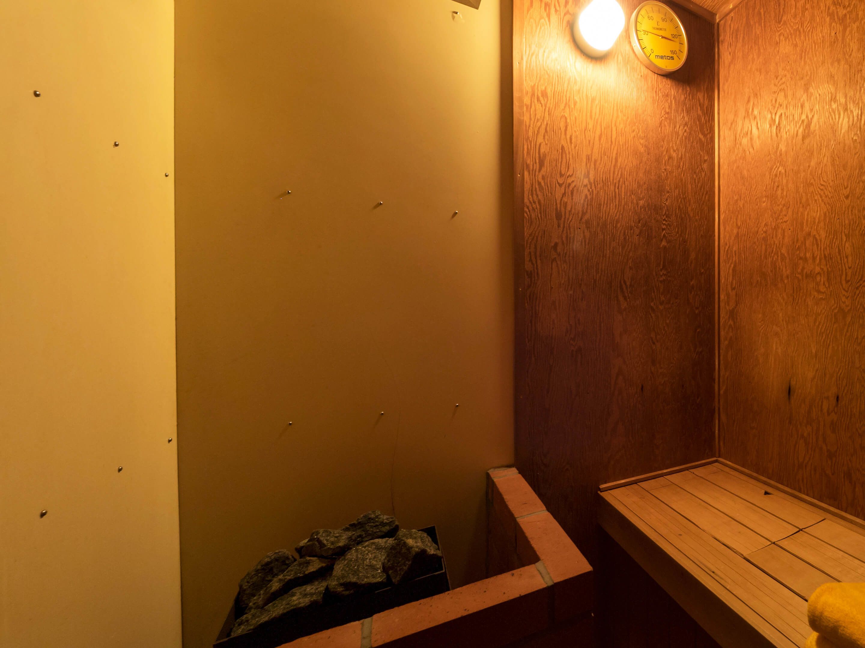 family suite, non smoking | bathroom | separate bathtub and shower, free toiletries, hair dryer, slippers