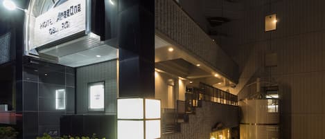 Fachada de la propiedad por la tarde o noche