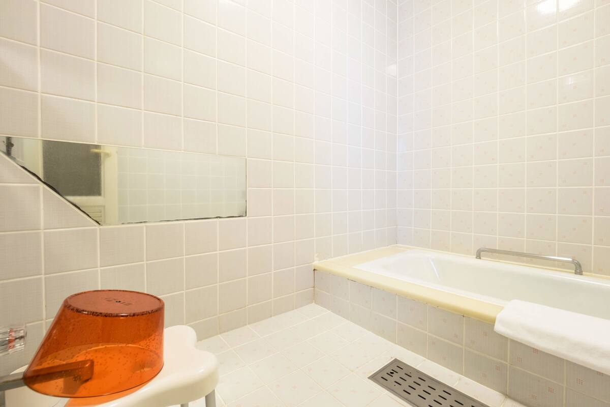 single room – smoking | bathroom | separate bathtub and shower, free toiletries, hair dryer, slippers