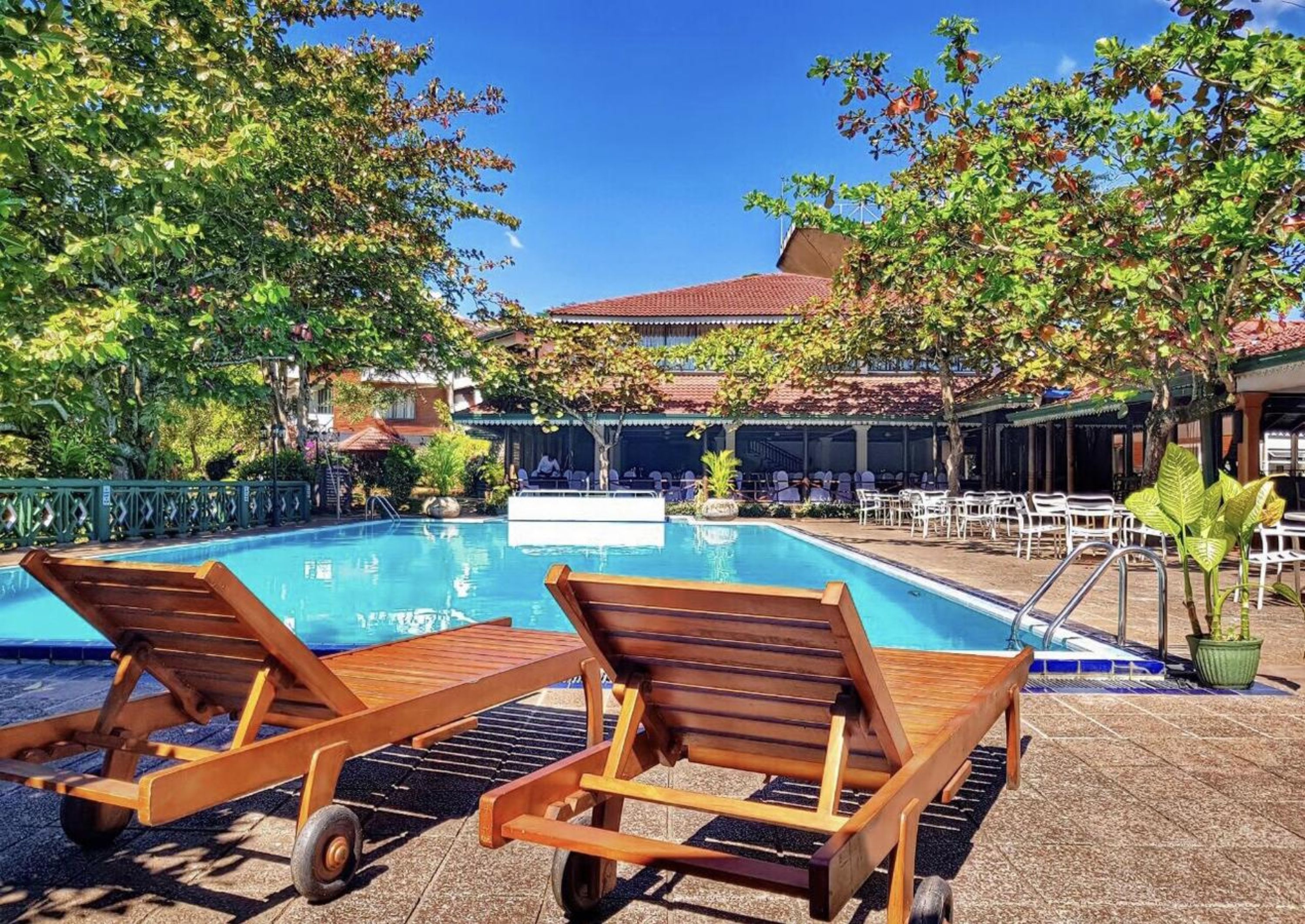 Alberca al aire libre, acceso de 08:30 a 19:00, y camastros 