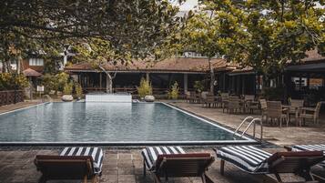 Outdoor pool, open 8:30 AM to 7:00 PM, pool loungers