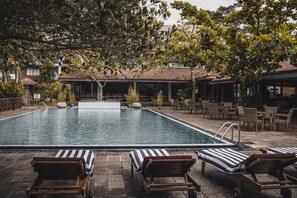 Ulkouima-allas avoinna 8.30–19.00, aurinkotuoleja