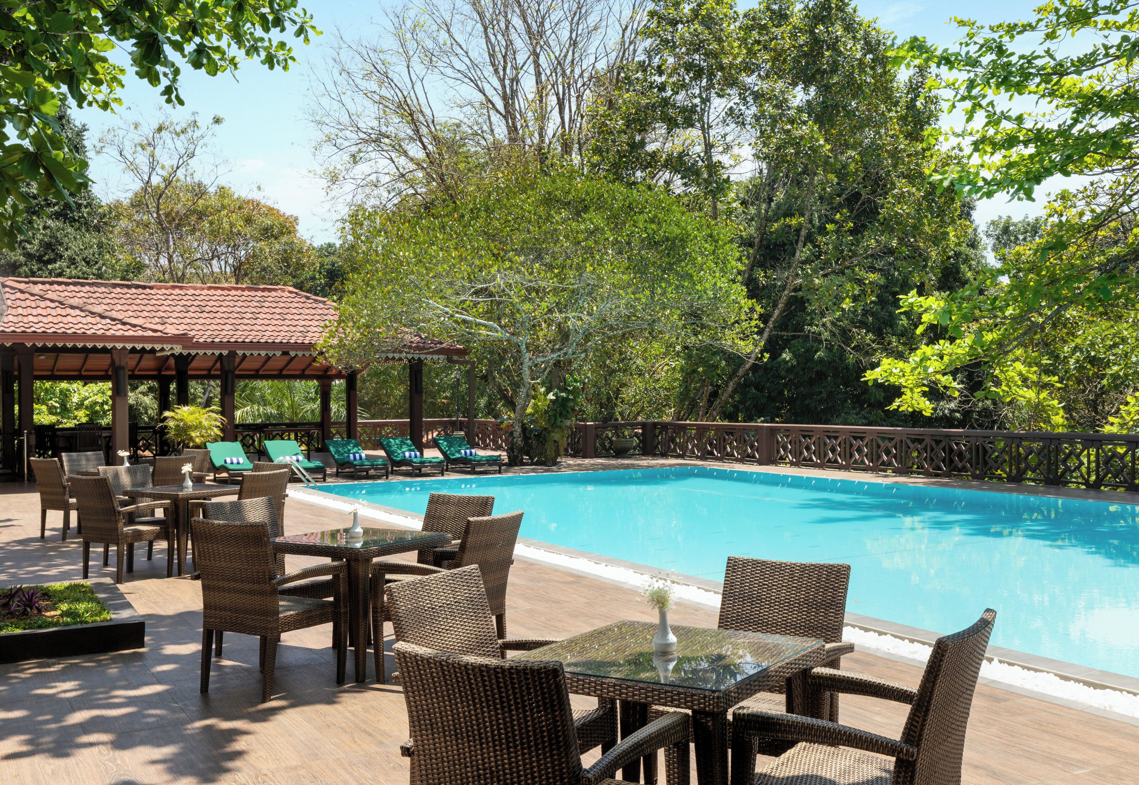 室外游泳池，開放時間為 08:30 至 19:00，提供日光浴躺椅