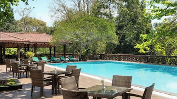 Kolam renang outdoor, dengan kursi berjemur