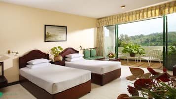 Habitación Deluxe | Caja de seguridad en la habitación, escritorio y cortinas blackout