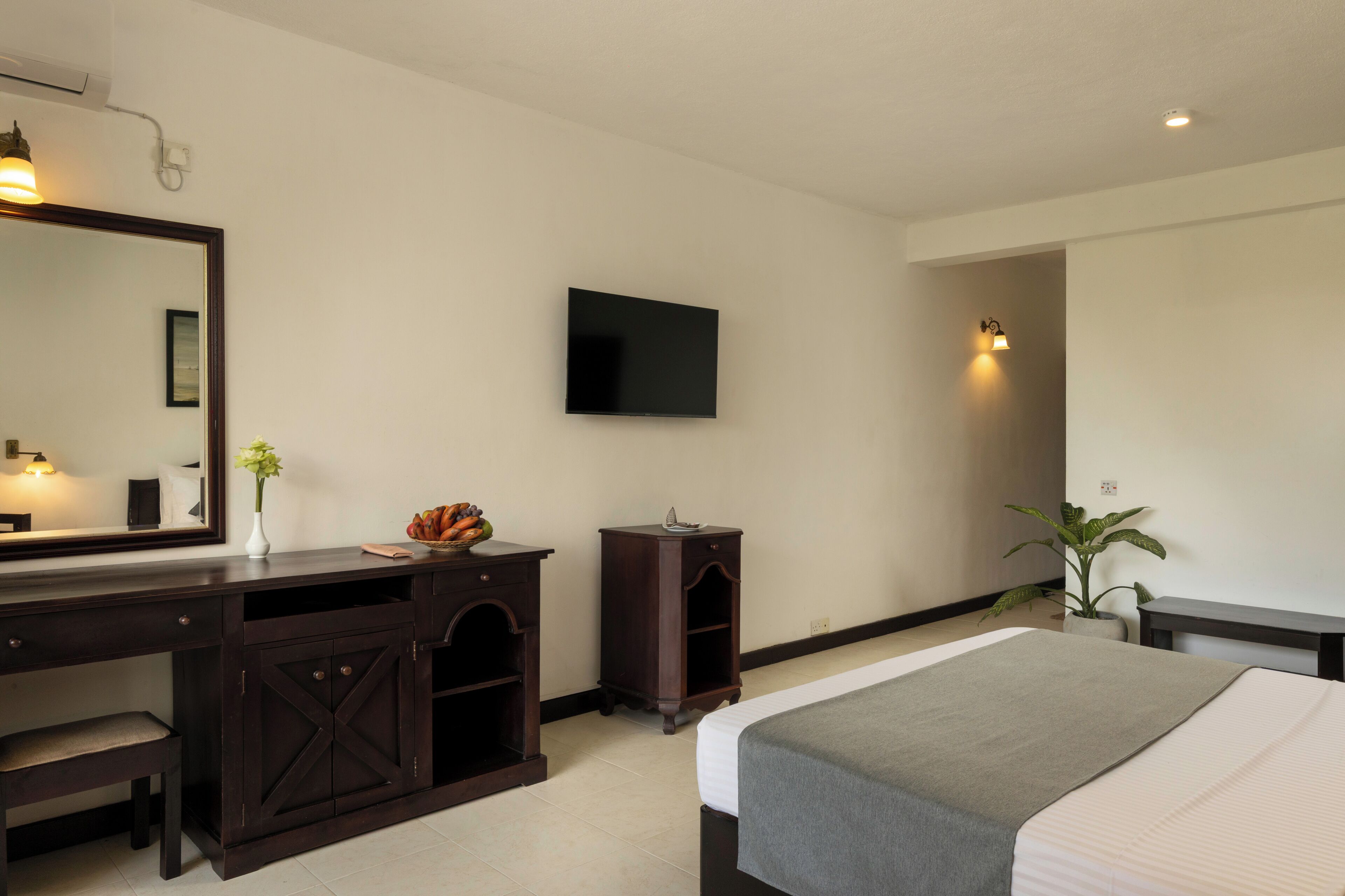 Habitación doble Deluxe, vista a la montaña | Caja de seguridad en la habitación, escritorio y cortinas blackout 