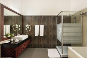 Suite Room | Bathroom | Rainfall showerhead, free toiletries, hair dryer, bathrobes - Tree of Life Nature Resort (Harispattuwa)