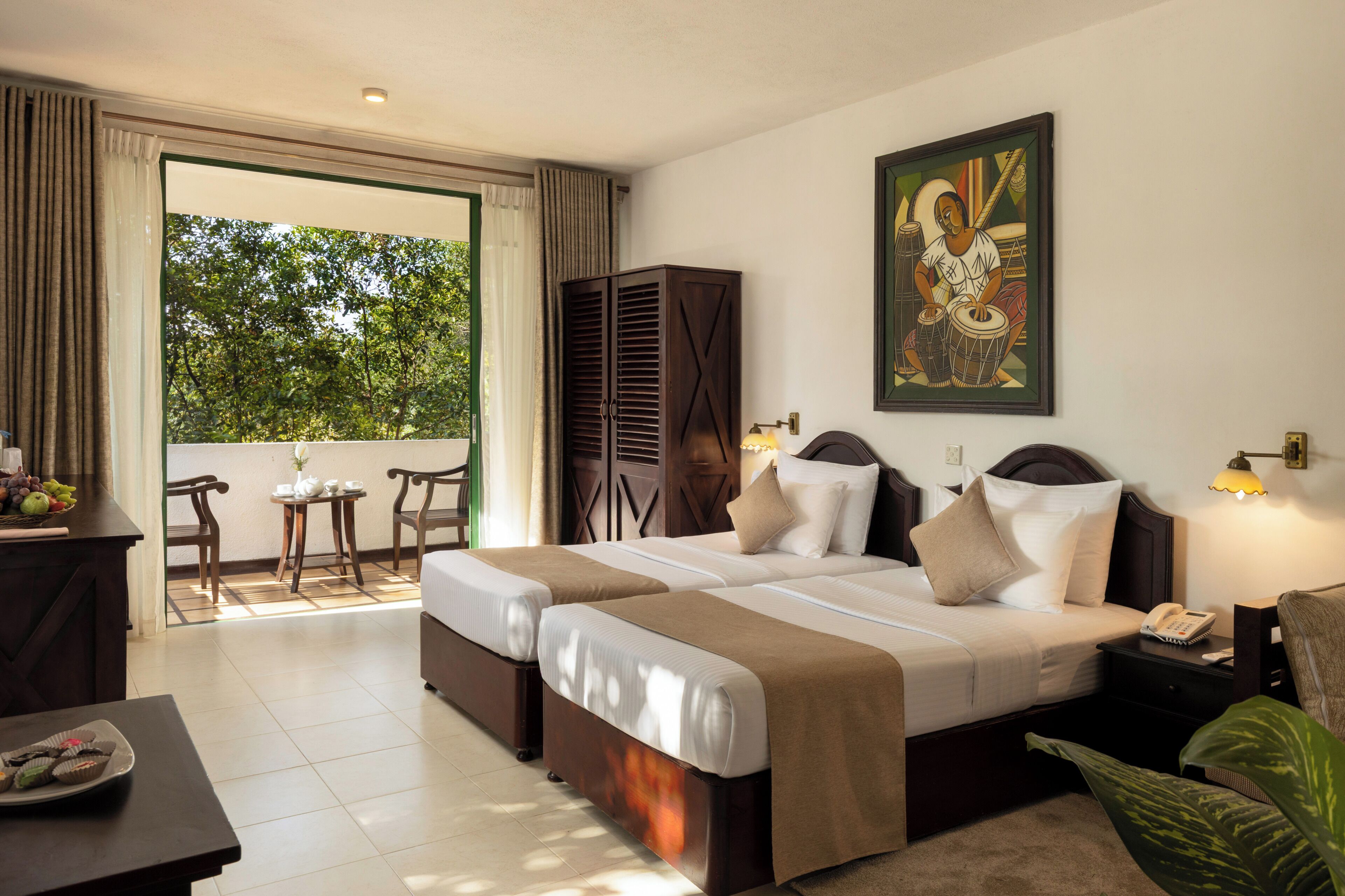 豪華雙人房, 山景 | 客房內保險箱、書桌、遮光布/窗簾、隔音