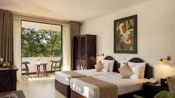 Kamar Double Deluks, pemandangan gunung | Brankas, meja kerja, tirai kedap cahaya, dan kedap suara