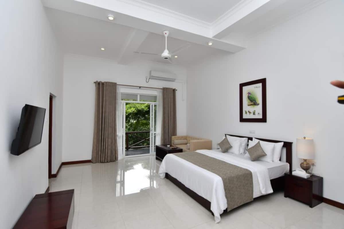 Villa Room | In-room safe, desk, blackout curtains, soundproofing