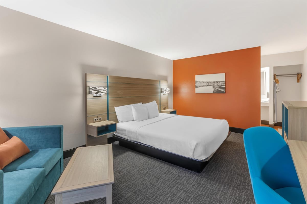 Standard Room, 1 King Bed, Accessible, Refrigerator & Microwave | Desk, blackout curtains, iron/ironing board, free WiFi