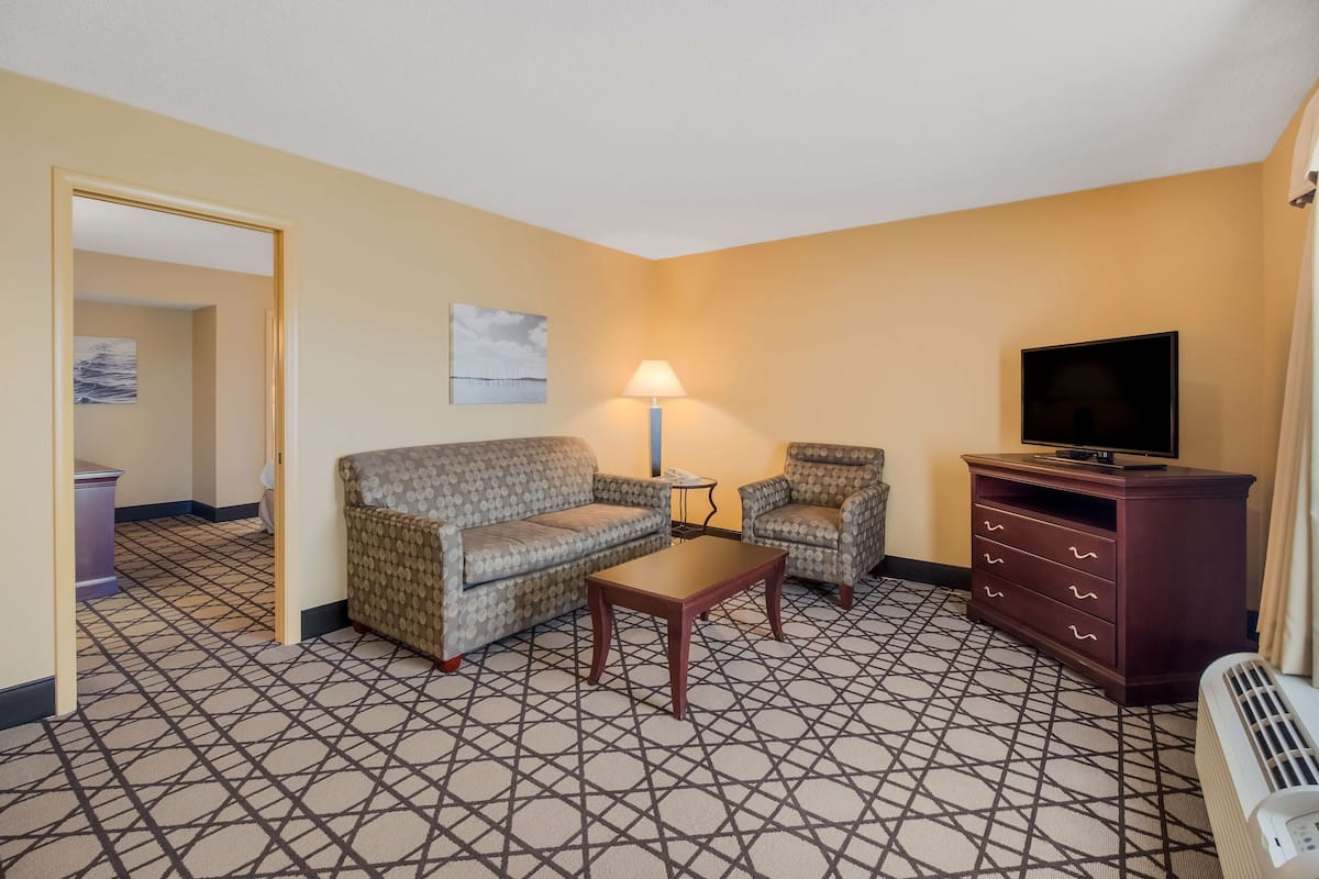 Suite, 1 King Bed, Non Smoking, Refrigerator & Microwave (Living Room) | Desk, blackout drapes, iron/ironing board, free WiFi