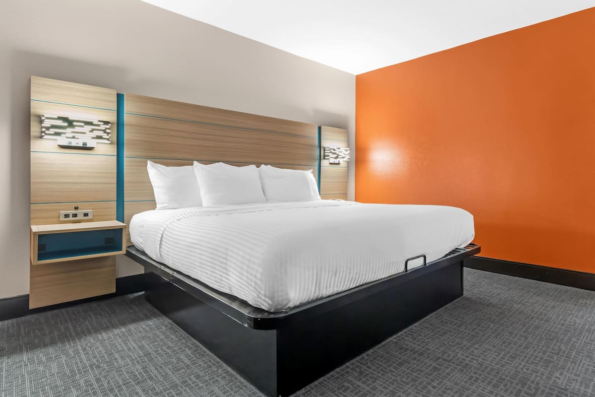 Suite, 1 King Bed, Non Smoking, Refrigerator & Microwave | Desk, blackout curtains, iron/ironing board, free WiFi