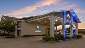 A Best Western hotel with a covered entrance, a sign, and a parking lot. - Best Western University Inn (Murray)