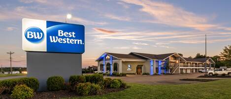 A Best Western hotel with a prominent sign, a parking lot, and a building with a covered entrance.