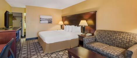 Een bureau, verduisterende gordijnen, een strijkplank/strijkijzer