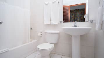 Un baño con inodoro, lavabo y bañera.