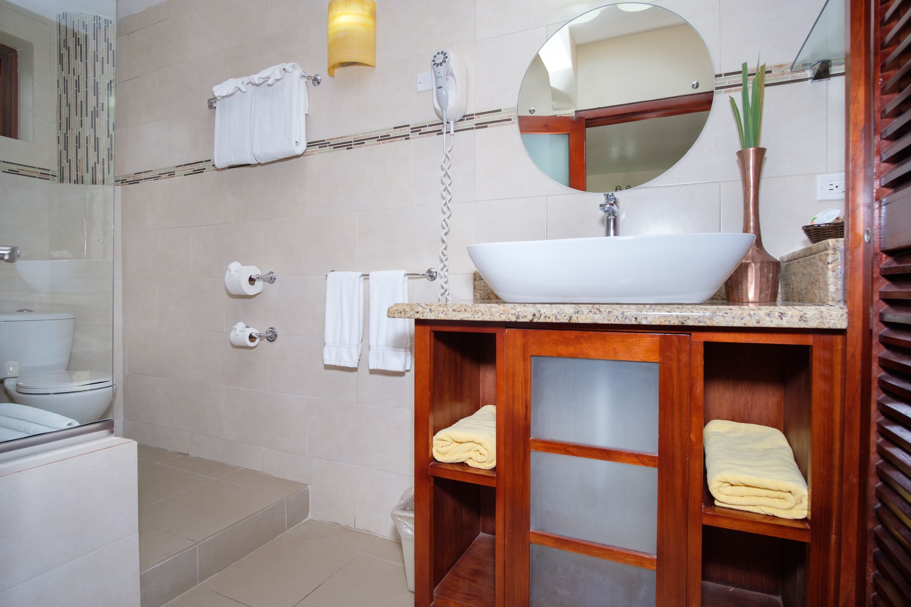 junior deluxe suite (ocean view) | bathroom | deep-soaking bathtub, free toiletries, towels
