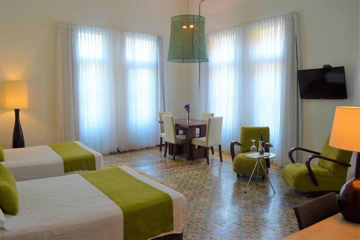 Minibar, in-room safe, blackout drapes, WiFi (free)