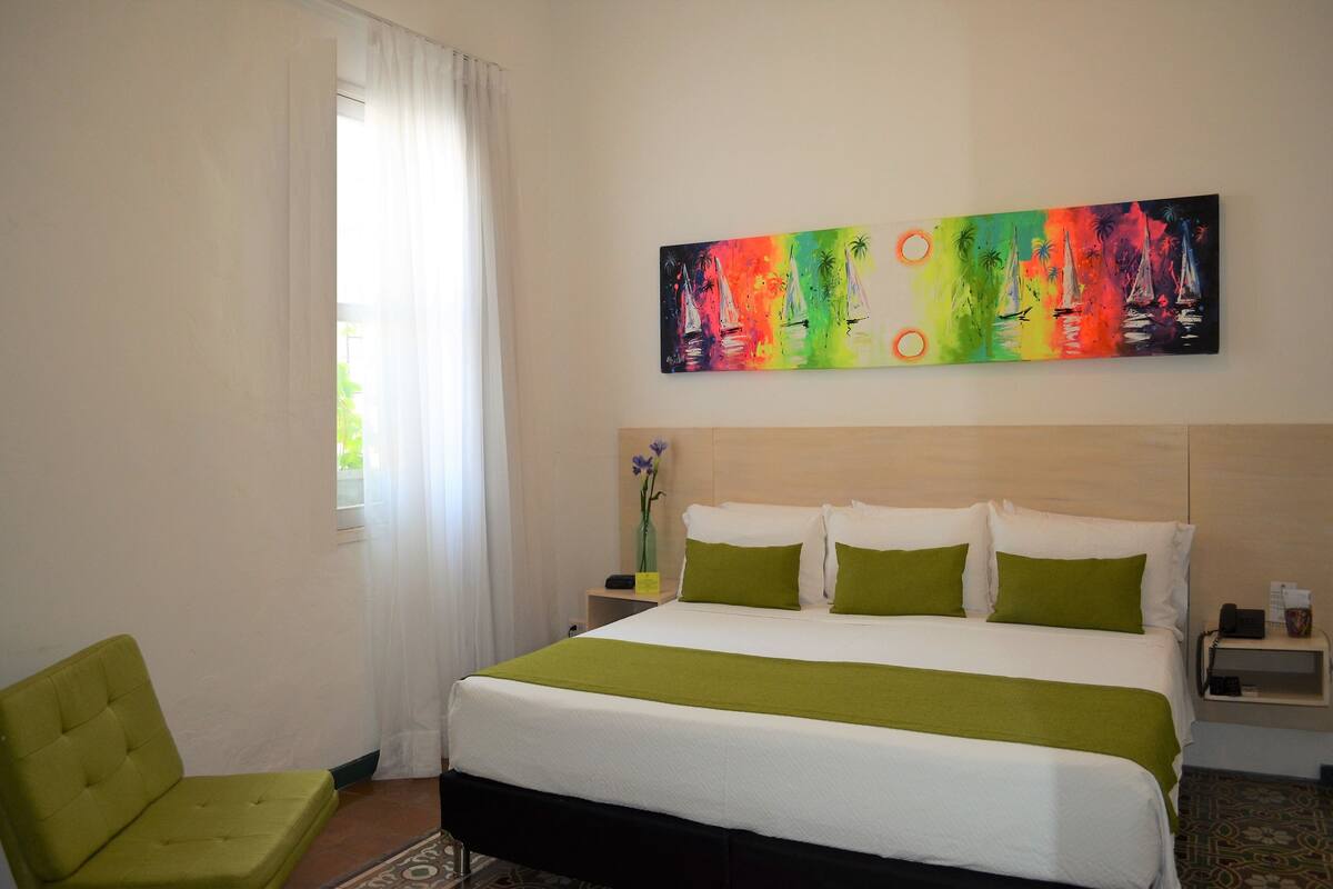 Double Room, 1 King Bed | Minibar, in-room safe, blackout drapes, WiFi (free)