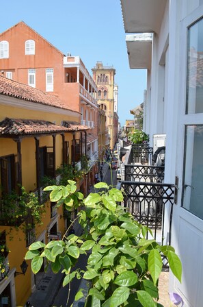 Habitación superior, 2 camas matrimoniales, balcón | Vista desde la habitación