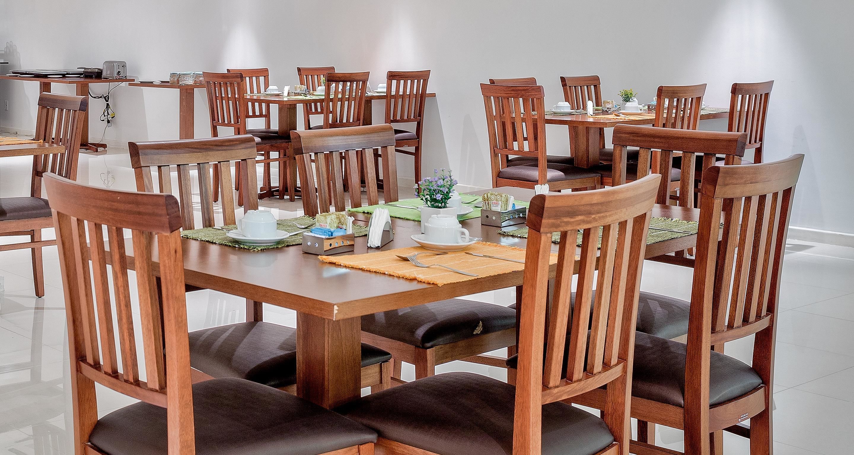 حيث تُقدم وجبات الإفطار، الغداء، العشاء، المأكولات البحرية