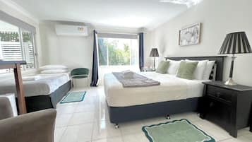 Habitación triple superior, baño privado | Ropa de cama de alta calidad y camas con pillow-top