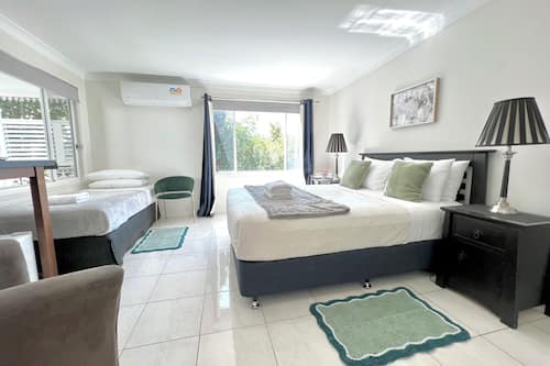 Superior Double Room with Private Bathroom | Premium bedding, pillowtop beds, laptop workspace, iron/ironing board