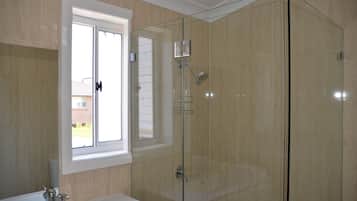 Superior Double Room with Private Bathroom | Bathroom | Free toiletries, hair dryer, towels