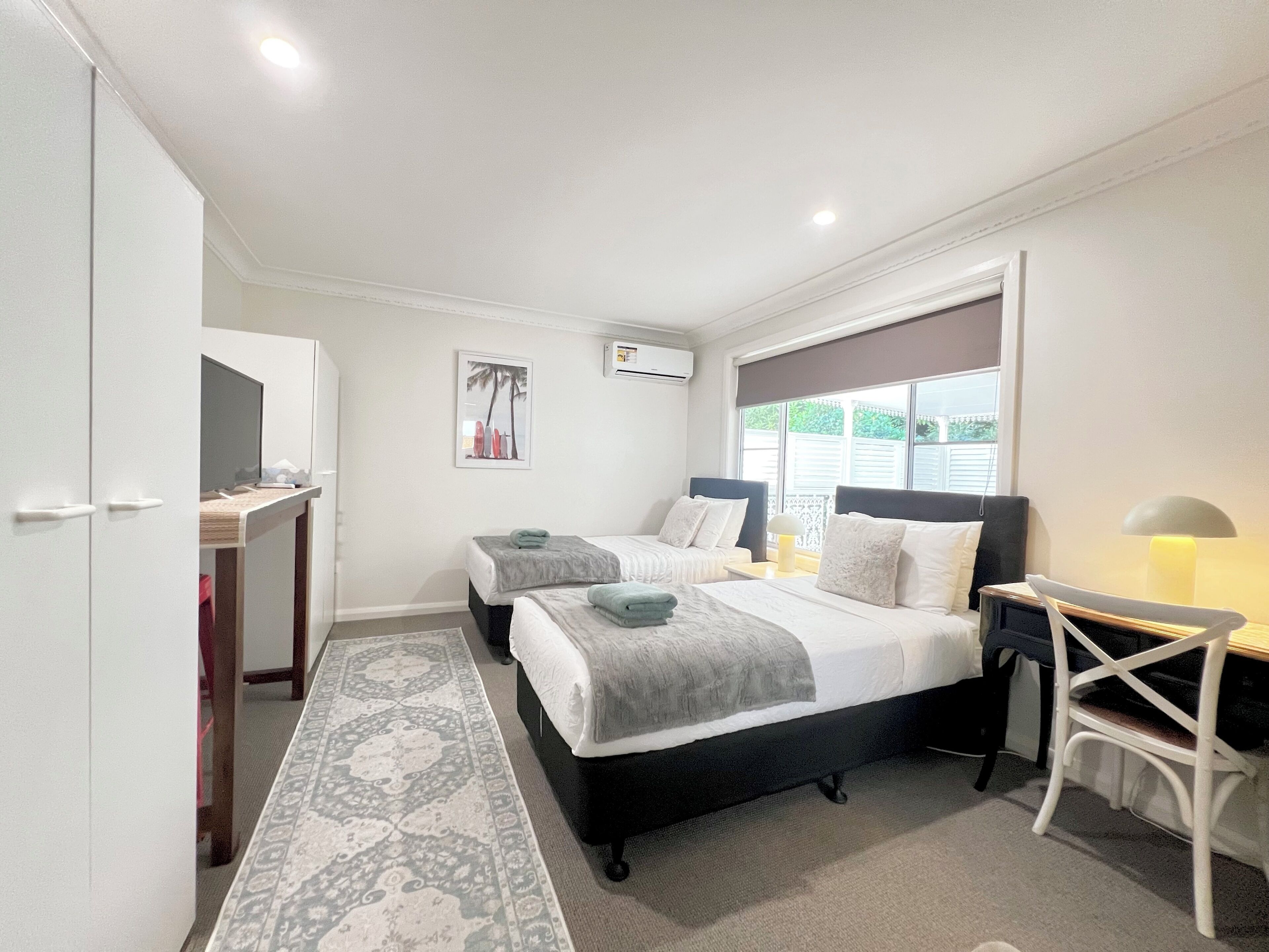 Deluxe Twin kamer, gemeenschappelijke badkamer | Luxe beddengoed, pillowtop-bedden, een laptopwerkplek