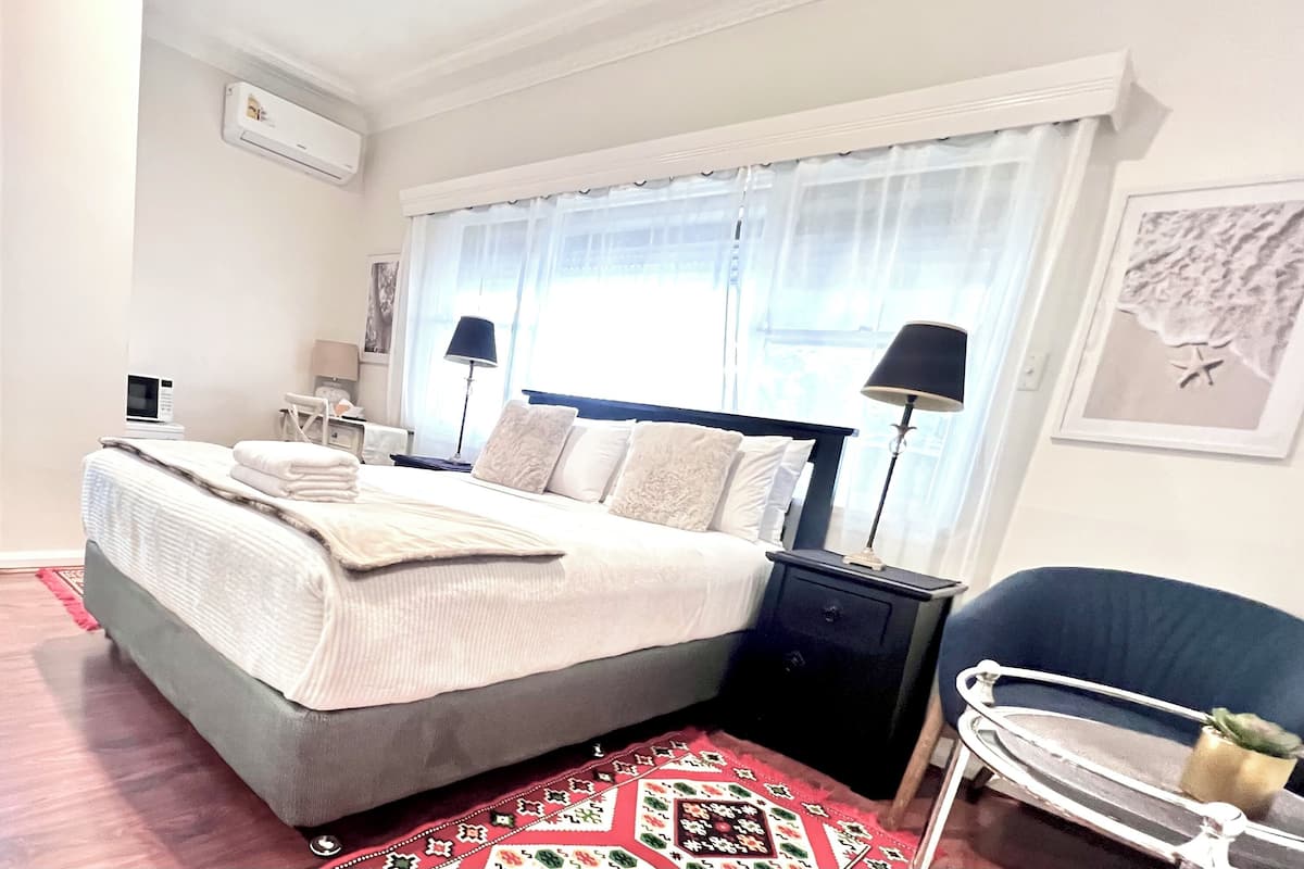 Deluxe Double Room with Private Bathroom | Premium bedding, pillowtop beds, laptop workspace, iron/ironing board