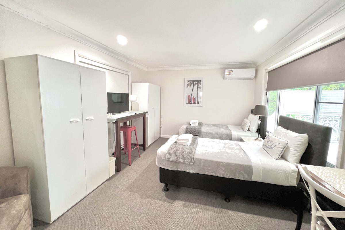 Deluxe Twin Room, Shared Bathroom