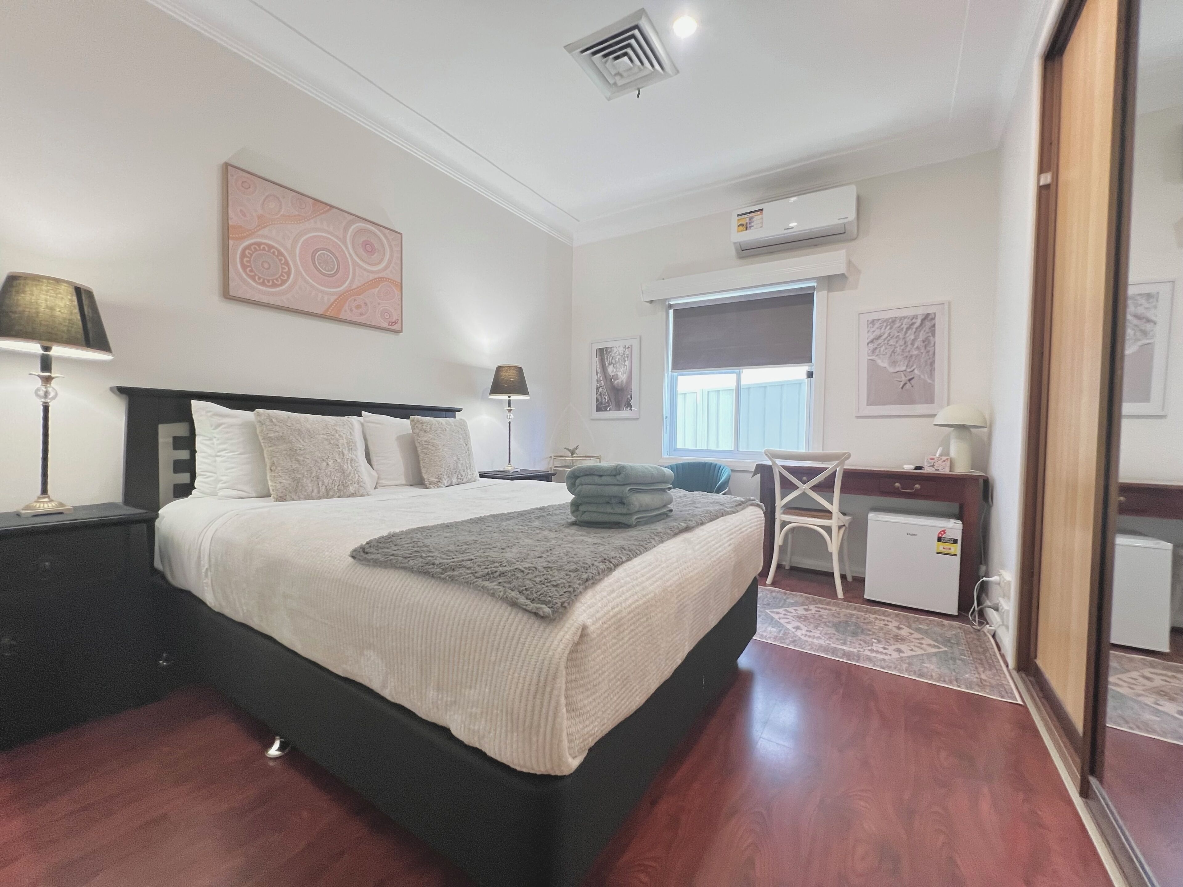 Deluxe tweepersoonskamer, gemeenschappelijke badkamer | Luxe beddengoed, pillowtop-bedden, een laptopwerkplek