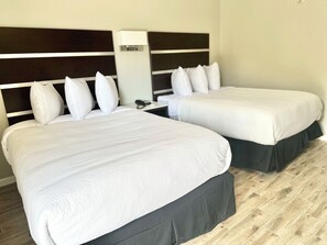 客房, 2 張標準雙人床, 非吸煙房 | 熨斗/熨衫板、免費 Wi-Fi、床單