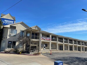 Exterior - Americas Best Value Inn Arlington (Arlington)