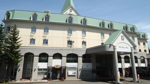 A large, historic building with a green roof and multiple windows. - Hotel Naturwald Furano (Furano)