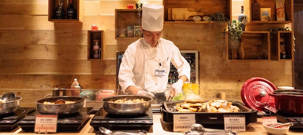 Daily buffet breakfast (JPY 2200 per person)