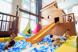 Lasten leikkialue sisätiloissa